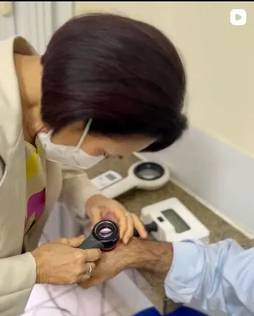 Dra. Vera Santos realizando dermatoscopia